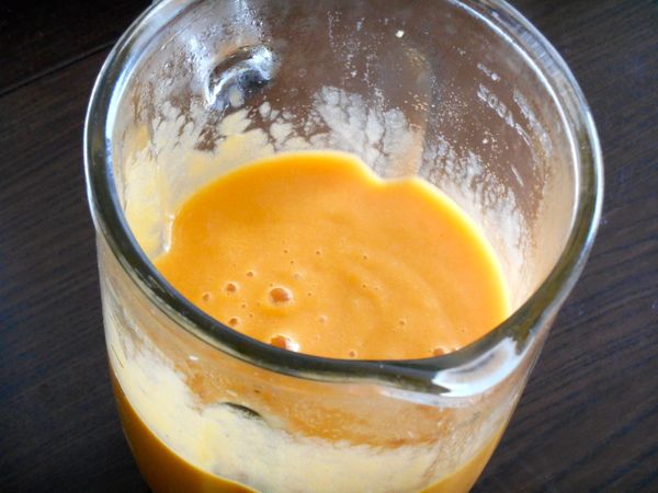 倒入果汁機中, 加入少許海鹽打勻