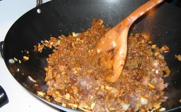 加入調味料及糖拌炒均勻，倒入少許的水拌勻煮開。蓋上鍋蓋，小火燜煮約10分鐘。