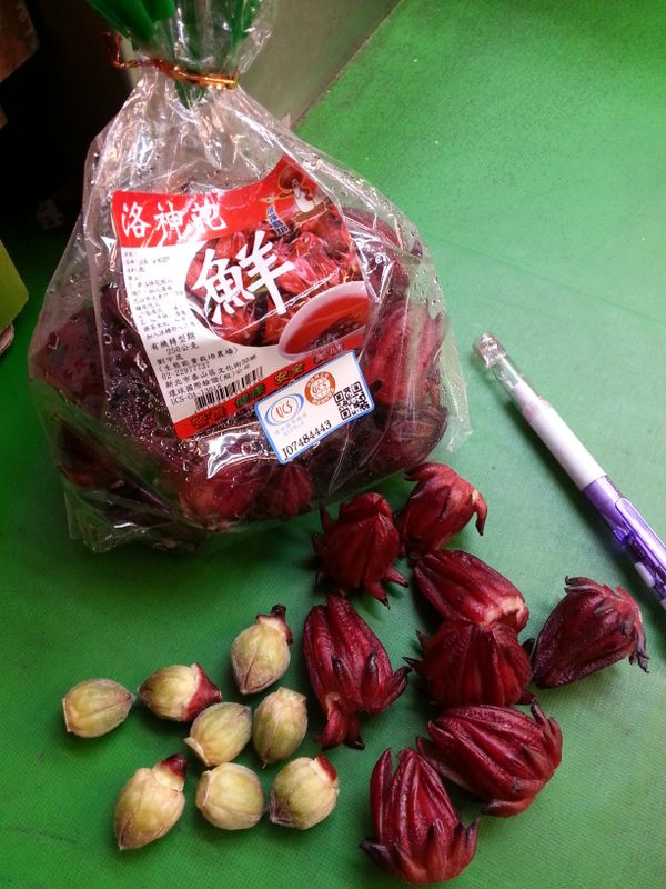 首先，洛神花要去籽，筆管是一個非常好用的工具