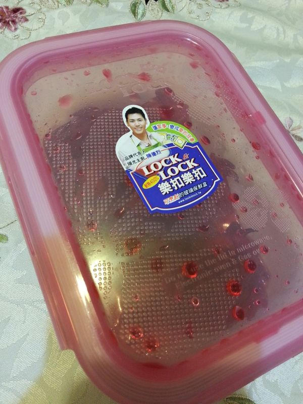 再用冷開水沖洗一遍後，放入保鮮盒