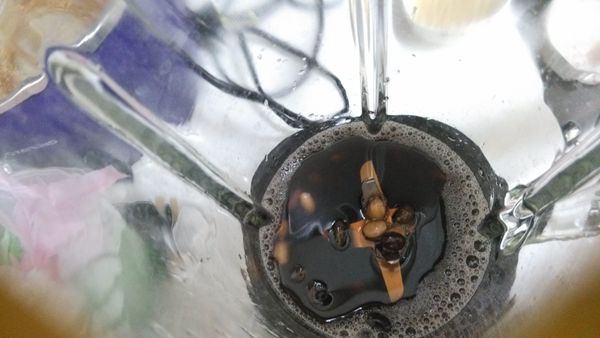 蒸好放涼, 將整碗蒸好的豆倒入果汁機, 以個人喜愛濃綢度加水, 打成稠狀, 不用濾渣