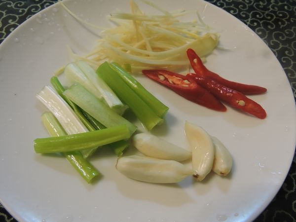 蒜頭拍碎、辣椒切片、青蔥切段、薑切絲