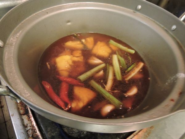 再加入調味料鳳梨醬（3/1）→醬油（2湯匙）→糖（2湯匙）→米酒（少許）→香油（少許）→鹽巴（1湯匙）