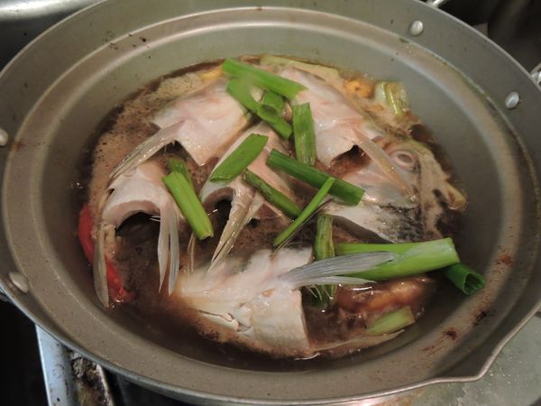 加入魚頭開大火，煮沸後轉開小火，悶煮30分鐘