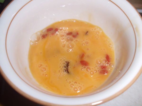 打好的蛋液加入枸杞跟切好的桂圓