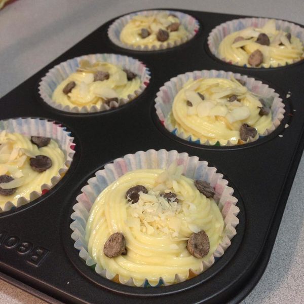 先將CREAM CHEESE 與奶油放室溫退冰約1.5個小時，若想要快一點的話，也可以放到微波爐去將它加熱約20秒即可。