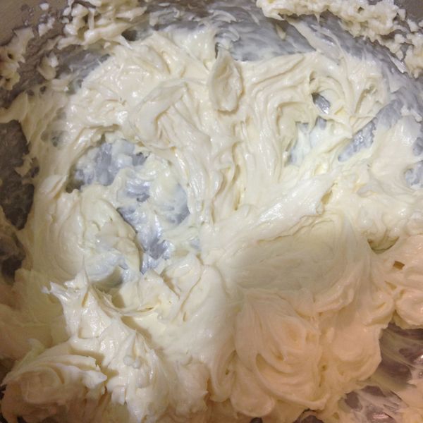 我是用電動打蛋器(若沒有的話，也可以用手動的，但就是手會酸一點而已)，拿個鋼盆或是大玻璃盆將CREAM CHEESE 用中速打到呈羽毛狀後將糖分三次加入繼續打到均後，加入鹽。