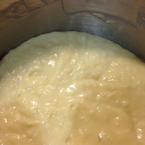 之後將蛋三顆分三次慢慢加入鋼盆裡打到均，之後將(低粉與泡打粉+與(鮮奶還有奶油)也分三次倒入，用"刮刀"輕輕柔柔的由下撈並往上拌均，拌到沒有看到粉即可.