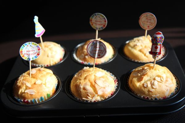 從鋼盆取出麵糊時，若家裡沒有擠花袋與花嘴的話，也可以用湯匙慢慢挖過去裝，只要裝到八分滿，將你要加的乾料擺上去，即可準備送進烤爐囉。