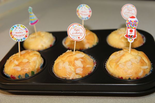 烤箱先前我會在進烤爐前10-15分鐘前預熱、溫度設190度，我會擺在烤箱的中間層，烤個20-25分鐘即可，若不熟的新手，可以拿牙籤插入蛋糕，若拔出時沒有沾漆，乾淨的抽出就是烤熟囉。