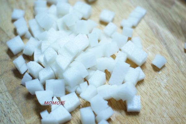 白蘿蔔1大條先切成各1CM大小的方塊.
加鹽1大匙拌勻.醃上2-3小時.
拿到陽光下曬上1-2天.