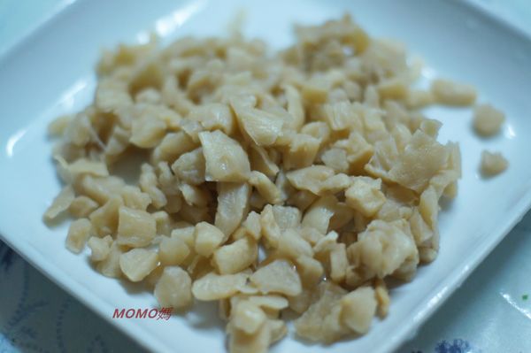 這種自制的菜脯顏色較沒市受售的那麼雪白.
是天然的淡褐色.鹽份也沒那麼重.
所以曬過後.須要放進冰箱冷藏.
曬得越久.菜脯的體績消水後會越小.
脆脆的口感