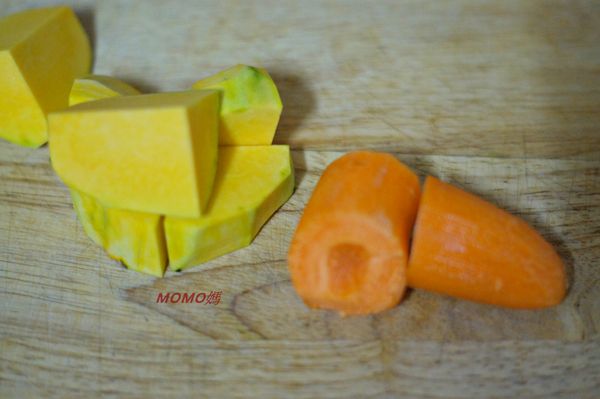 先將糯米粉和太白粉拌勻.
將南瓜和紅蘿蔔切塊蒸熟
波菜加水榨原汁.
火龍果榨汁