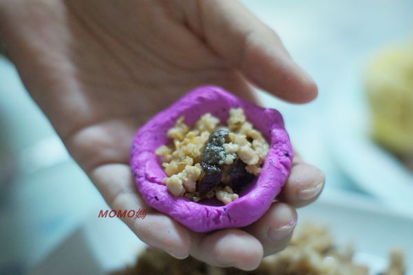 一份糯米團可以作成3-4顆的菜脯包.
包入餡料後收口
