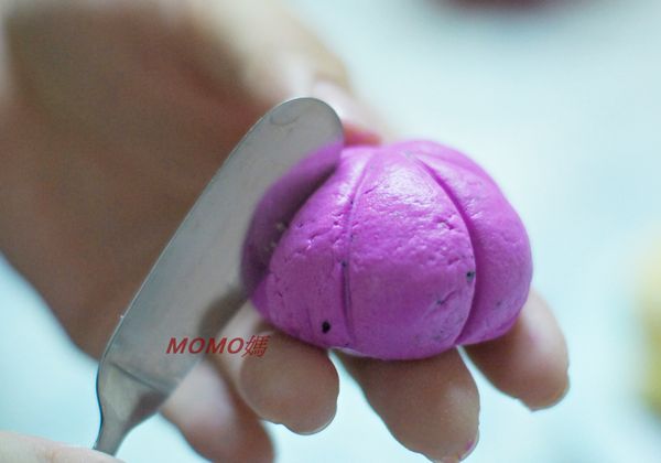 用果醬刀壓出南瓜的線條