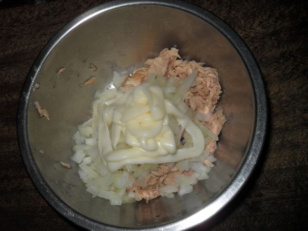鮪魚餡做法:鮪魚罐頭瀝掉油,洋蔥切成小丁或洋蔥茉,加入30G沙拉,拌勻備用