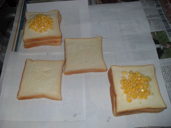 再蓋上另一片吐司,放上適量玉米粒