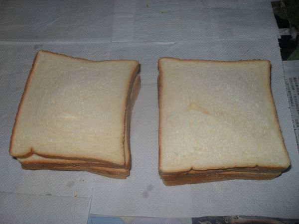 將抹有沙拉的面朝下蓋上