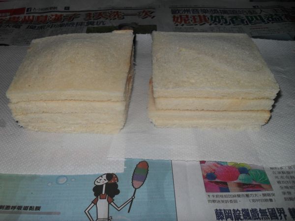 用壽司刀將吐司邊切除