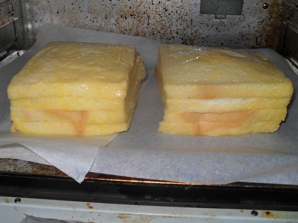 將吐司的面均勻的沾上蛋汁,將烤箱用200度預熱10分鐘,接著放入沾滿蛋汁的吐司,烤15分鐘(建議先放上料理紙,再放上沾滿蛋汁的吐司,在三明治烤好時比較好拿起,不沾粘)