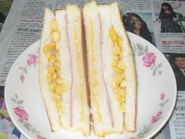 加碼演出:黃金芝士火腿玉米三明治,做法同上,只需將鮪魚餡換成火腿片一片,即是黃金芝士火腿玉米三明治