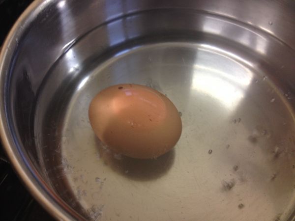 中型生雞蛋放入滾水中煮4分鐘，馬上取出，放在蛋杯中。