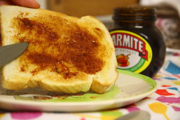 將牛油、Marmite塗在吐司上。