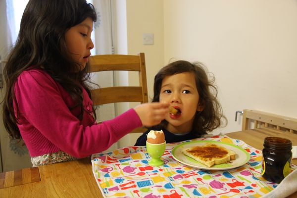 條狀吐司沾著蛋液食用。