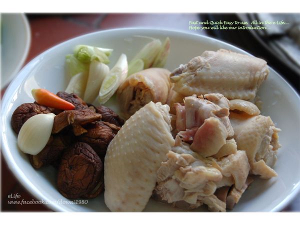 備料：雞翅洗淨、汆燙，乾香菇泡水洗淨，蒜頭去皮。