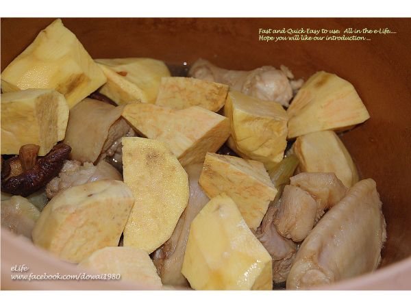 除蒜尾及糖外，將餘食材及[調味料1]放入萃取鍋內，加一碗半的水，設定2個小時燉煮。