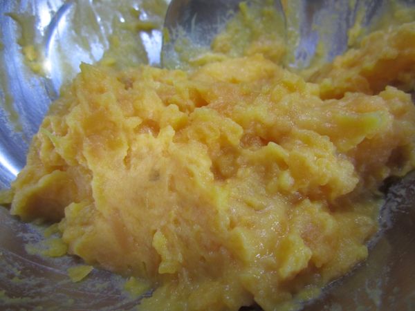 地瓜洗淨削去外皮切薄片放入電鍋蒸熟加入鷹牌煉奶拌勻備用..