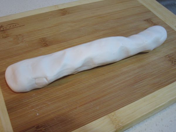 糯米粉裡先倒入80g的水揉成團(慢慢加水揉 避免過濕) 再揉成長條狀..