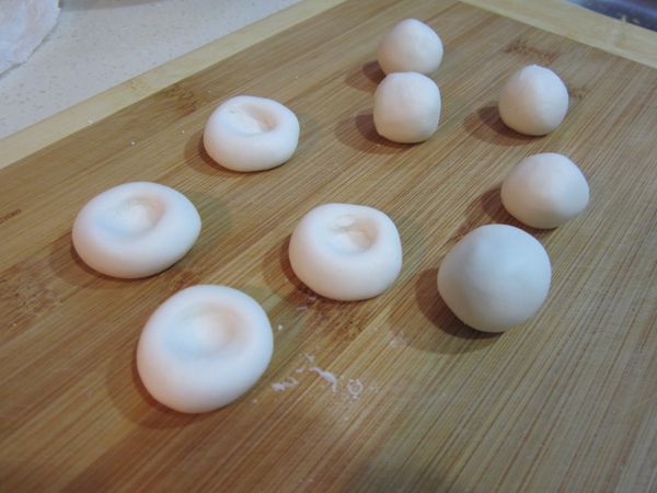 分成圓球狀再用食指在中間壓一下如右圖..