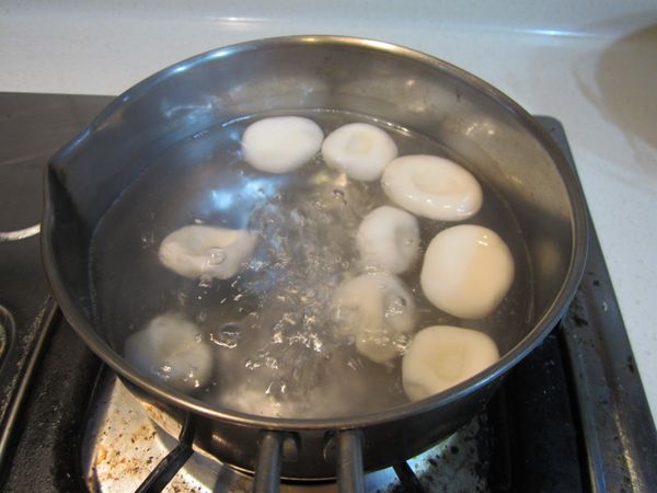 水滾後放入作法3到浮起來就可以撈起泡冰水..