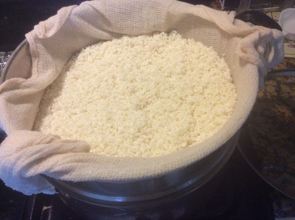 長糯米洗淨泡水3小時後瀝乾，倒入舖好濕紗布的蒸籠，水滾後大火蒸20分鐘。