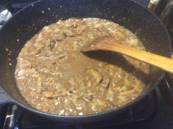 趁著蒸飯的時候，先把料炒好，飯蒸好即刻可拌入，糯米飯冷後會結塊不容易拌勻。黑麻油先爆香薑末，然後 放入香菇、蝦米、肉絲炒香，加適量的醬油、糖、胡椒粉、五香粉、酒、水煮開後加入油蔥酥略煮後熄火。