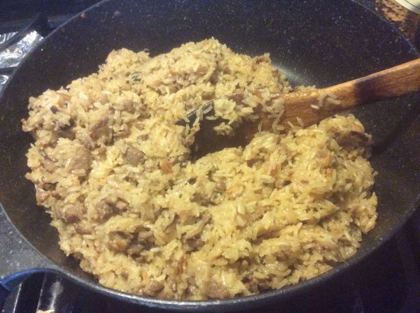 蒸好的糯米飯倒入，拌均勻，使米粒全部著色後才開火炒香。盛盤後撒些香菜點綴一下。