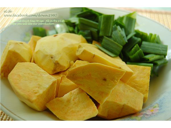 備料：地瓜洗淨、去皮，切大塊狀，大蒜切段，將蒜尾及蒜白部份，分開。