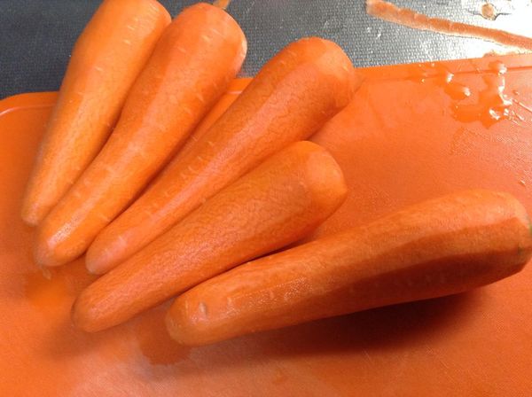 五條紅蘿蔔。把皮削掉。