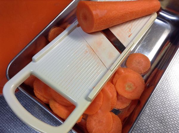 四條刨成薄片。