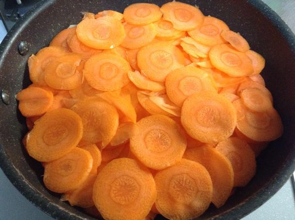 層層疊疊地平舖於烘焙紙上。表面要平整。