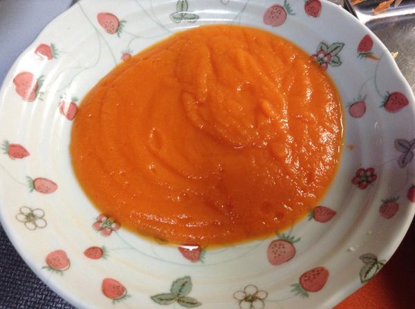 1條切成細塊，用微波爐加熱至軟，稍微放涼後，加入2大匙的水（分量外），果汁機打成汁。加入塩和砂糖拌勻。