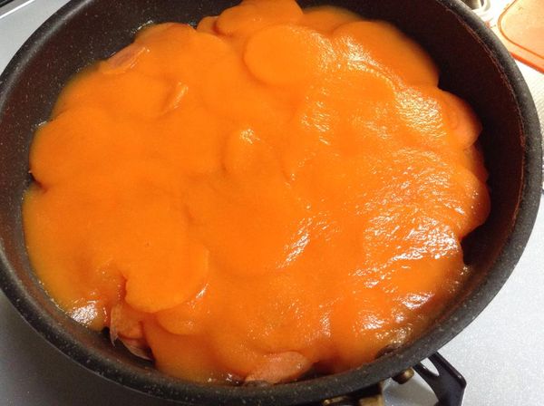 淋到鍋中紅蘿蔔上面。