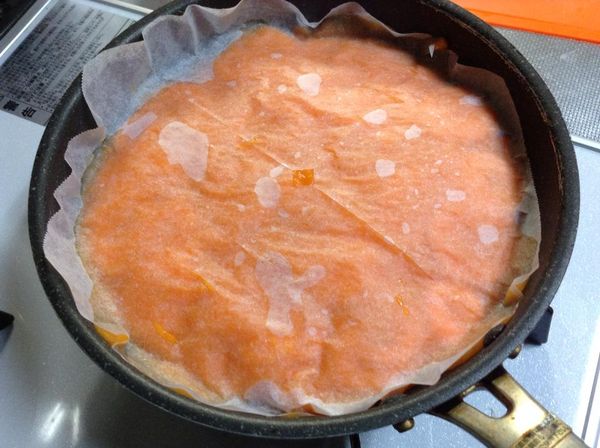 上面加另一張打了洞的烘焙紙。
開中火，約5分鐘後，可以看到四周有泡泡冒出來，這時轉小火。