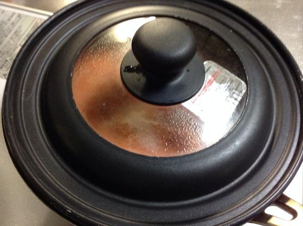 上面加蓋子，小火燉煮20分鐘。
20分鐘過後，打開蓋子，用手在烘焙紙上輕輕按壓，若感覺還有些地方是硬硬的，表示上面的紅蘿蔔還沒有完全軟透，就再蓋上蓋子再煮約5分鐘。