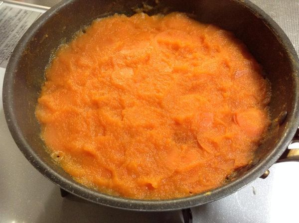 全部軟透了，把上面的烘焙紙拿掉，放涼不要動它。