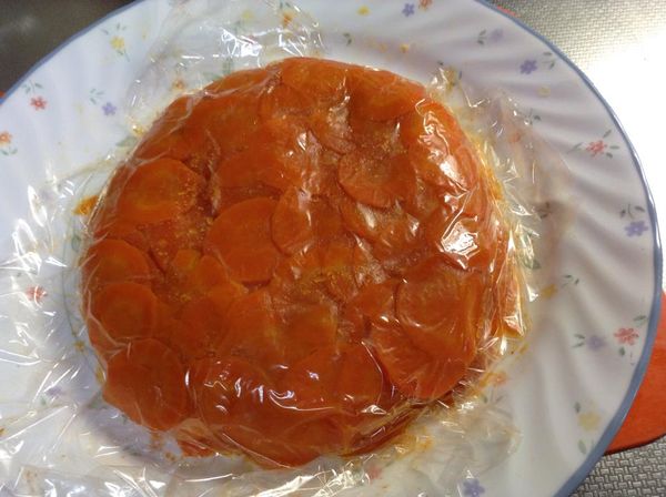 放涼後，蓋上保鮮膜，整個鍋子放入冰箱冷藏約1晚。
隔天早上拿出來後，拿一個比鍋子大的盤子，倒扣到盤子上。拿原來的那一張保鮮膜，用手隔著膜，把形整一下。