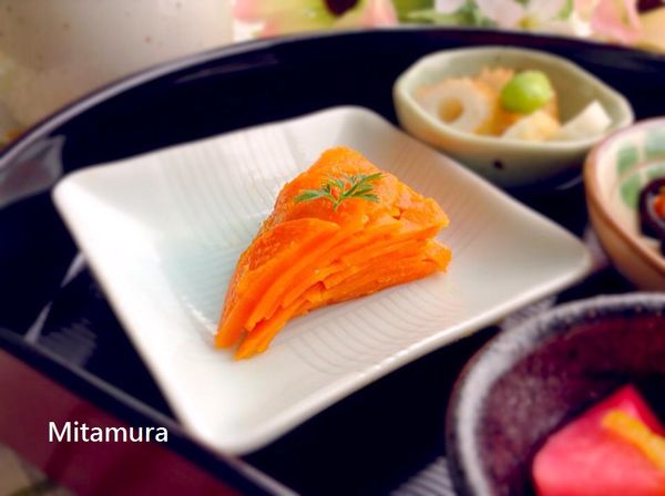 在切的時候，把刀子用火烤3秒鐘，再切成放射狀，就可以切的比較漂亮。