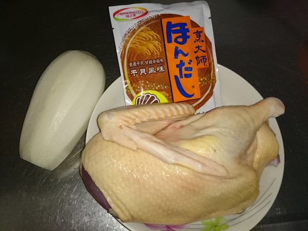 白蘿蔔去皮，鴨肉洗淨，