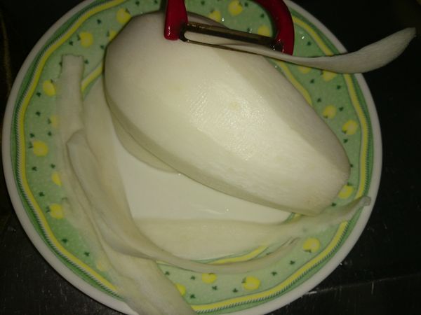 將白蘿蔔以刨刀刨成片狀(可隨個人喜好切塊~切片~切絲)，